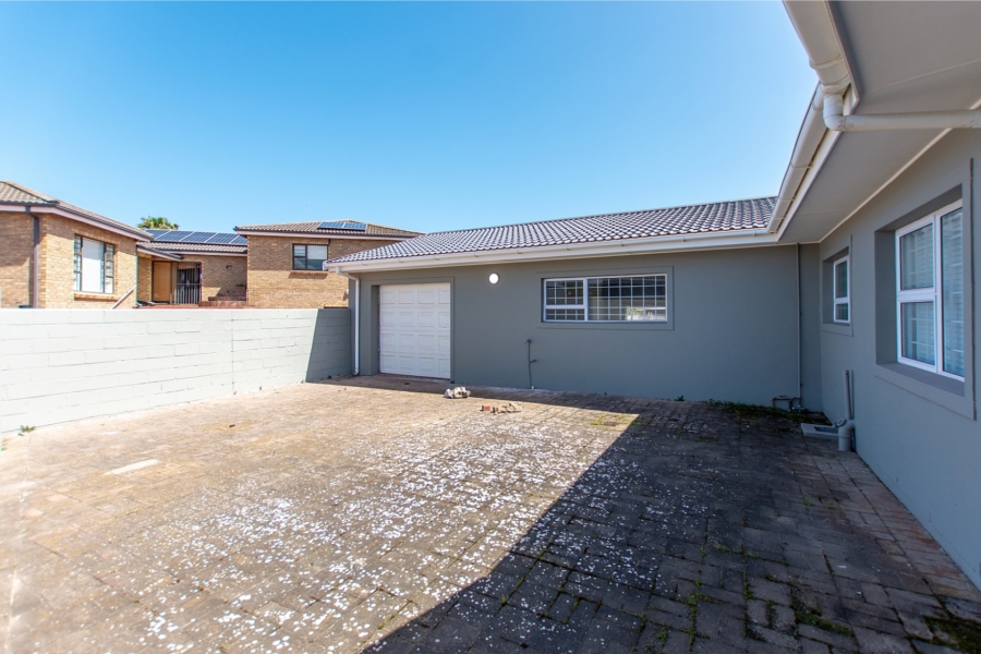 3 Bedroom Property for Sale in Middedorp Western Cape